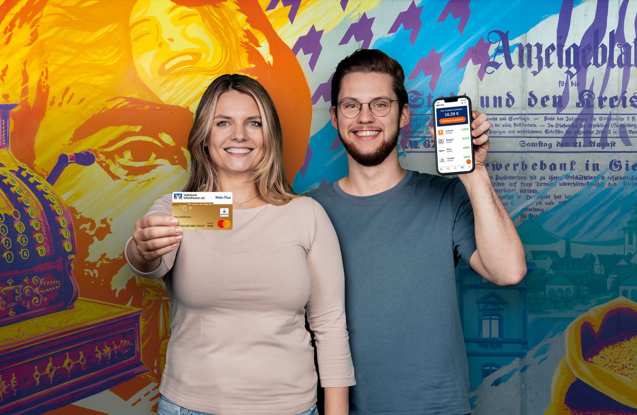 Mitarbeitende der Volksbank Mittelhessen, stellen die Mitgliedervorteile MeinPlus Cashback und MeinKartenVorteil vor, indem sie die goldene girocard und die MeinPlus-App zeigen.
