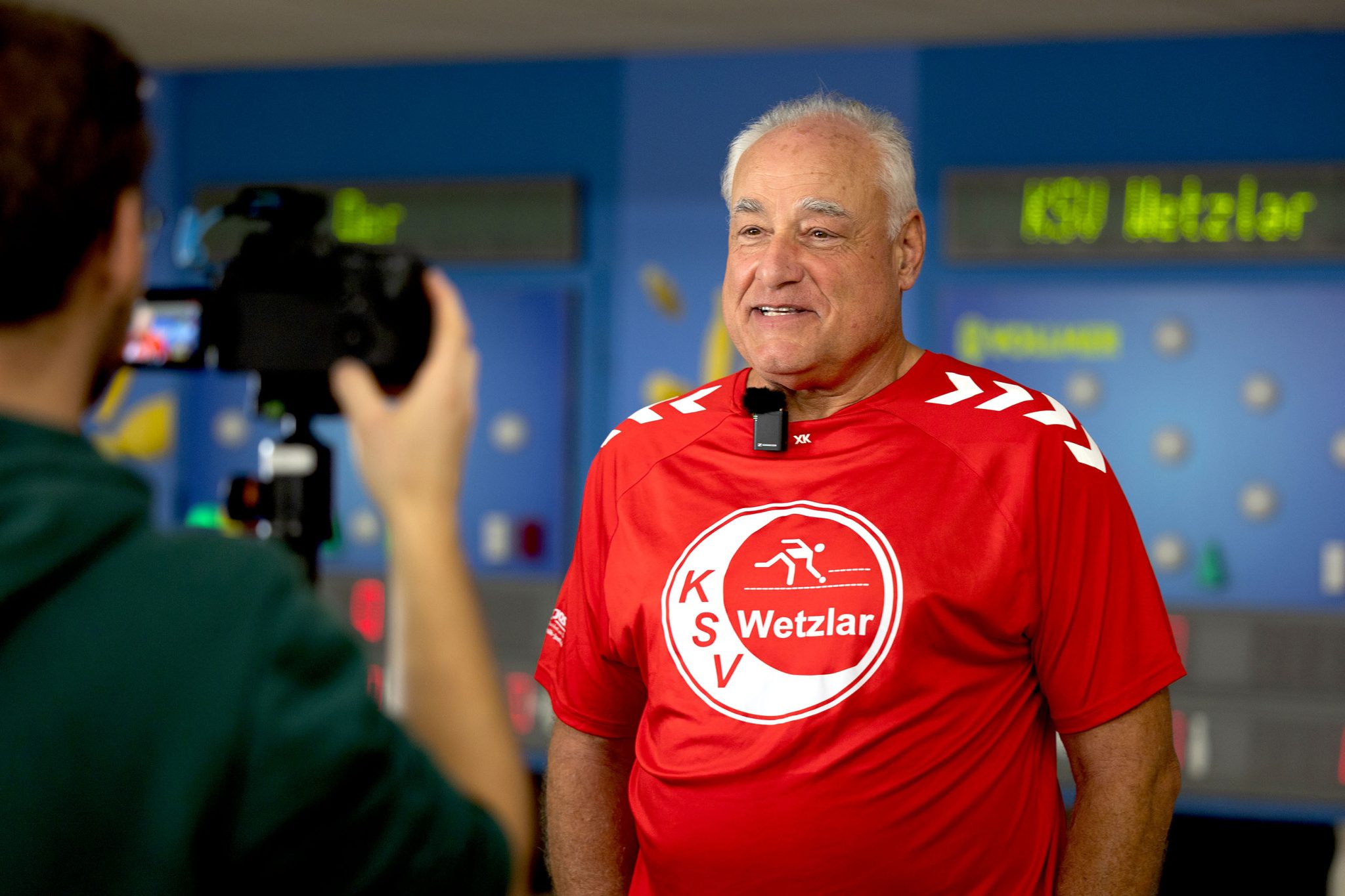 Der Vorsitzende des Kegelsportvereins Wetzlar gibt ein Interview auf der Kegelbahn und berichtet über den Gewinn von 5.000 Euro im Förderwettbewerb der Volksbank Mittelhessen.