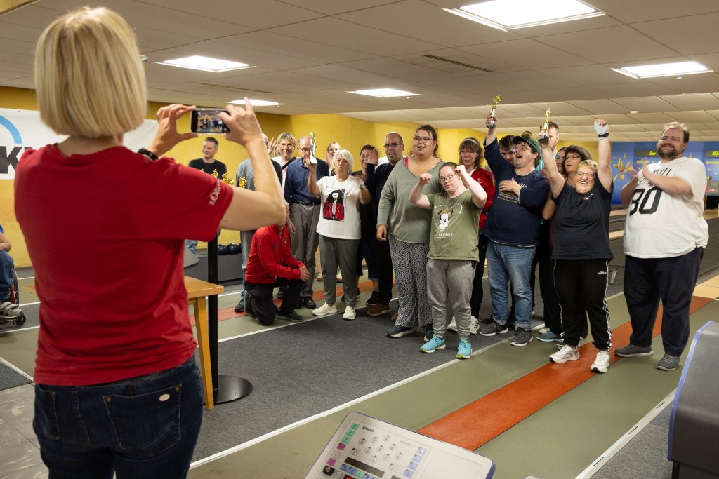 Teams der hessischen Lebenshilfewerkstätten posieren auf der Kegelbahn beim inklusiven Turnier, das vom KSV Wetzlar mit 5.000 Euro Fördermitteln ausgerichtet wurde.