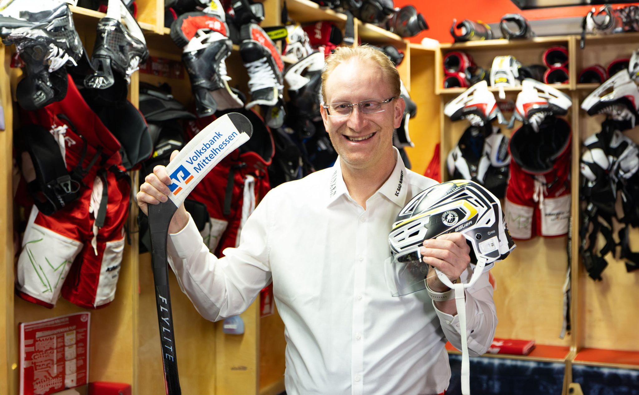 Ein Blick hinter die Kulissen: Der Geschäftsführer des EC Bad Nauheim präsentiert Equipment in der Teamkabine.