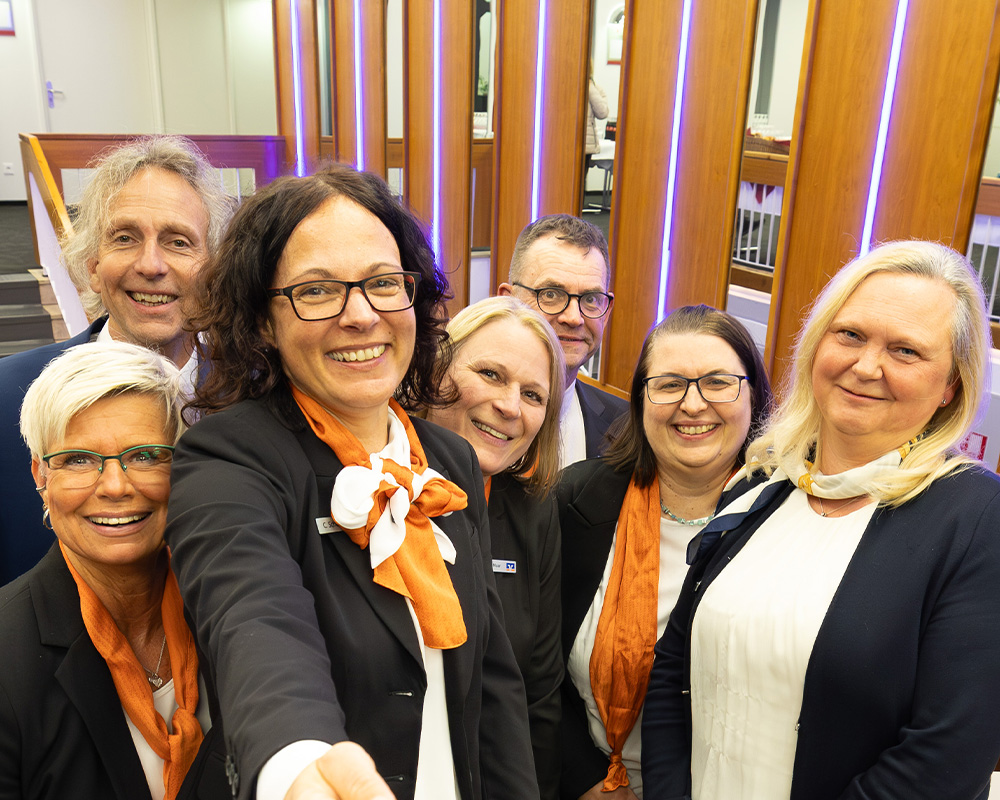 Team der Volksbank Mittelhessen am Standort Friedberg, gemeinsames Gruppenfoto