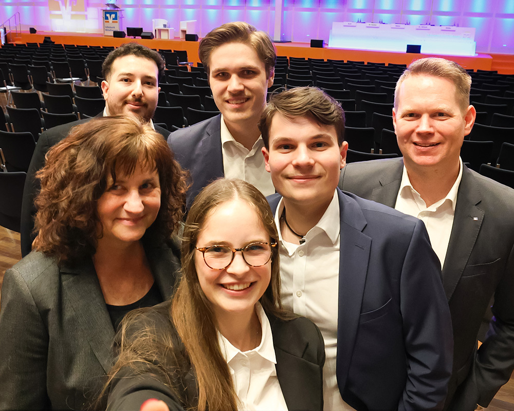 Mitarbeitendes Team der Volksbank Mittelhessen am Standort Gießen, Gruppenfoto bei einer internen Veranstaltung.