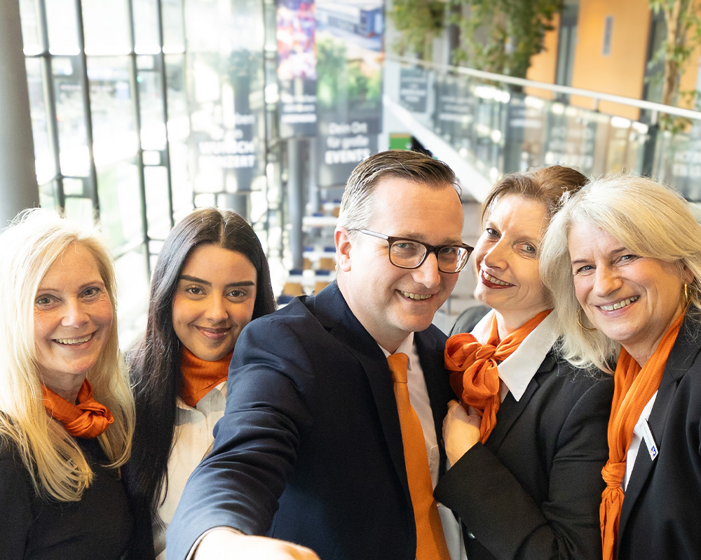 Team der Volksbank Mittelhessen aus Wetzlar bei einer internen Veranstaltung, gemeinsames Gruppenfoto